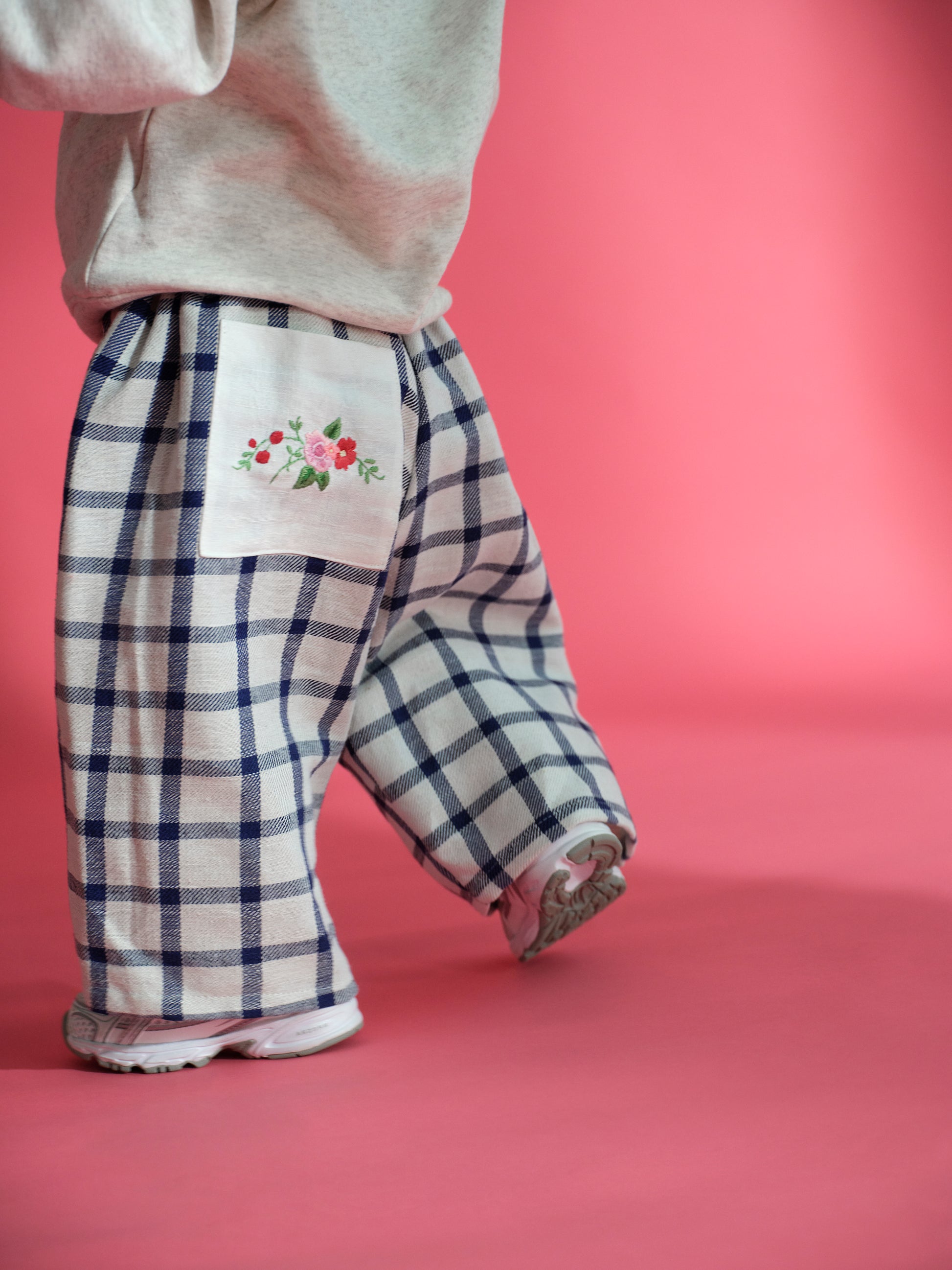 Blå tern med broderet lomme