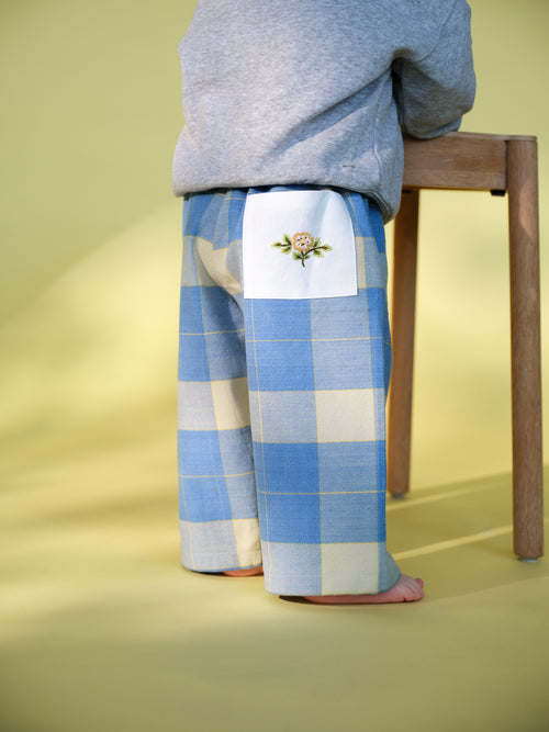 Blå tern med broderet lomme