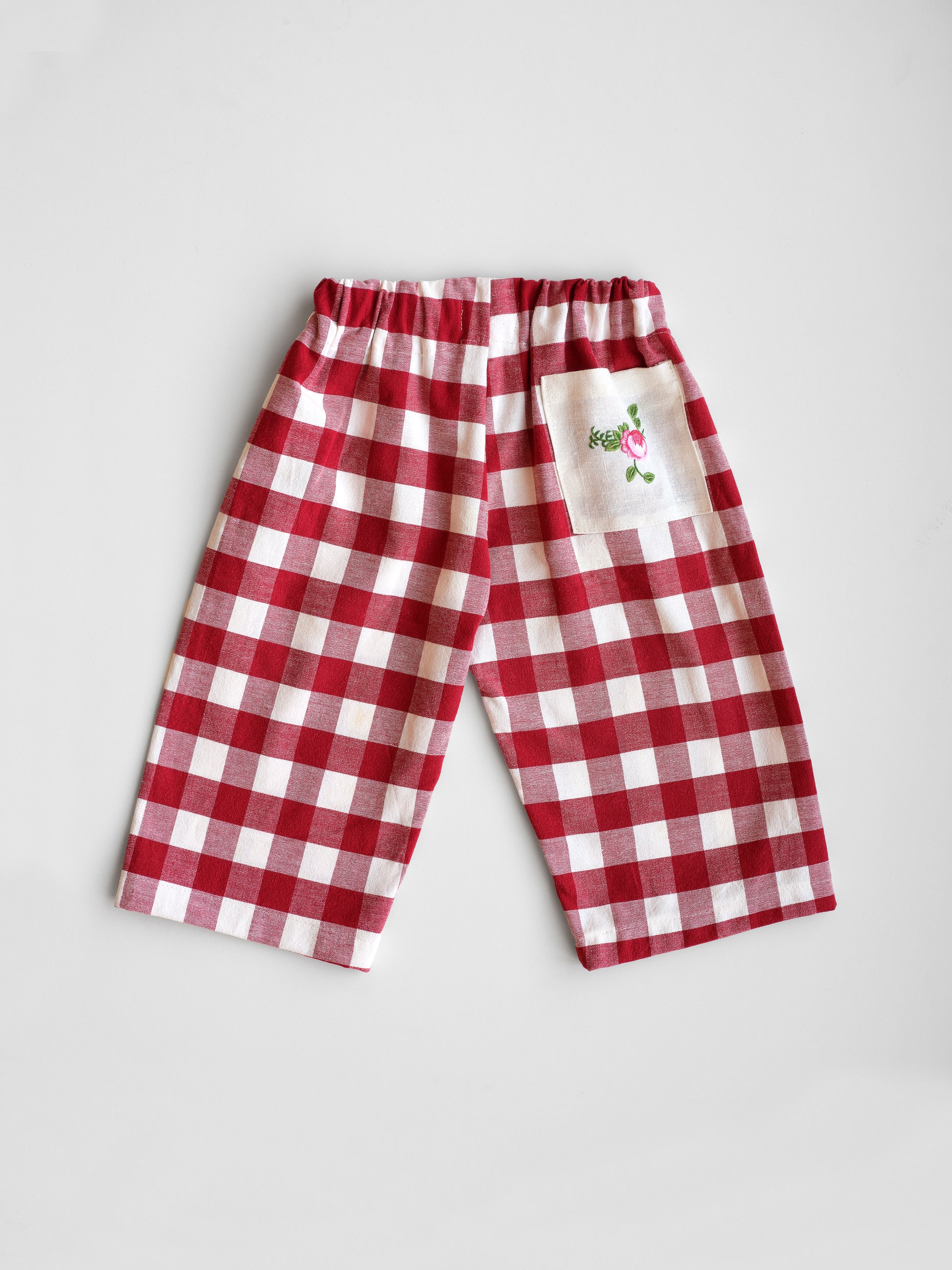 Røde og hvide tern med broderet lomme