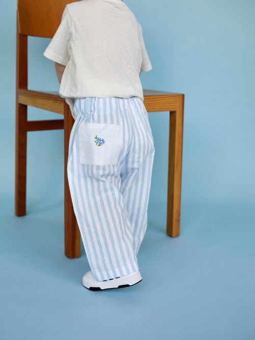 Blå striber med broderet lomme