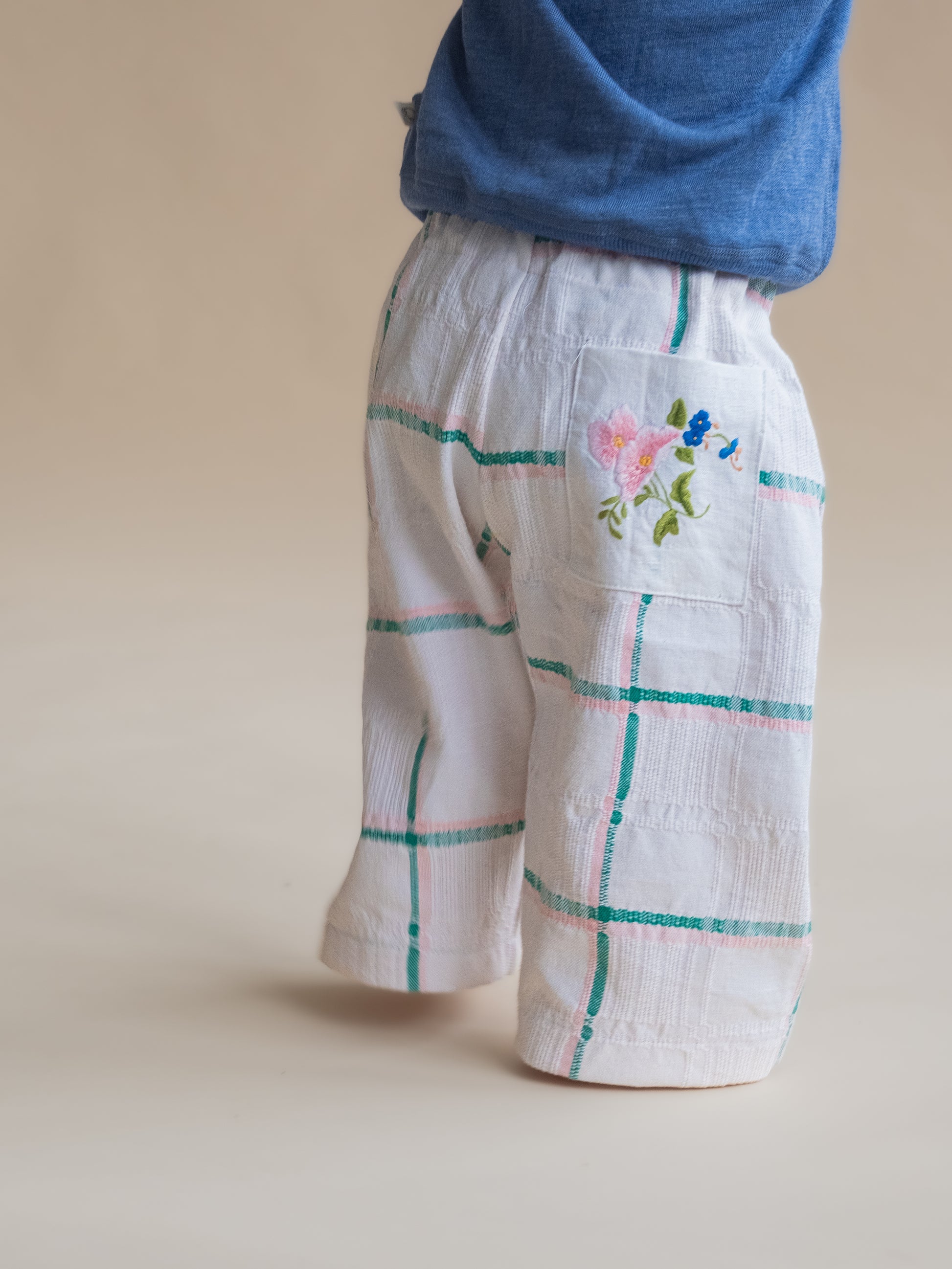 Hvide tern med broderet lomme